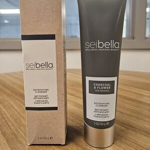 Charcoal & Flower Detoxifying Cleanser - Gray